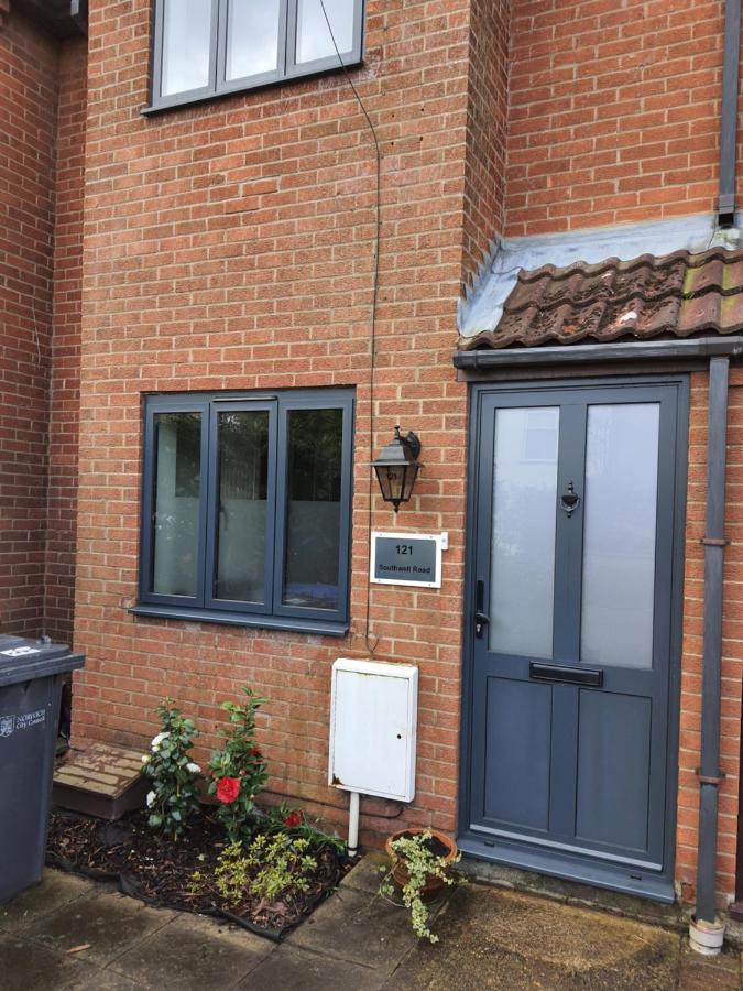 Country Style, 2 Bedroom House, Parking And Superb Location NWI Extérieur photo