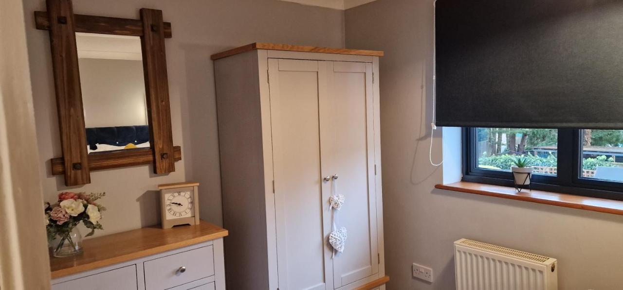 Country Style, 2 Bedroom House, Parking And Superb Location NWI Extérieur photo