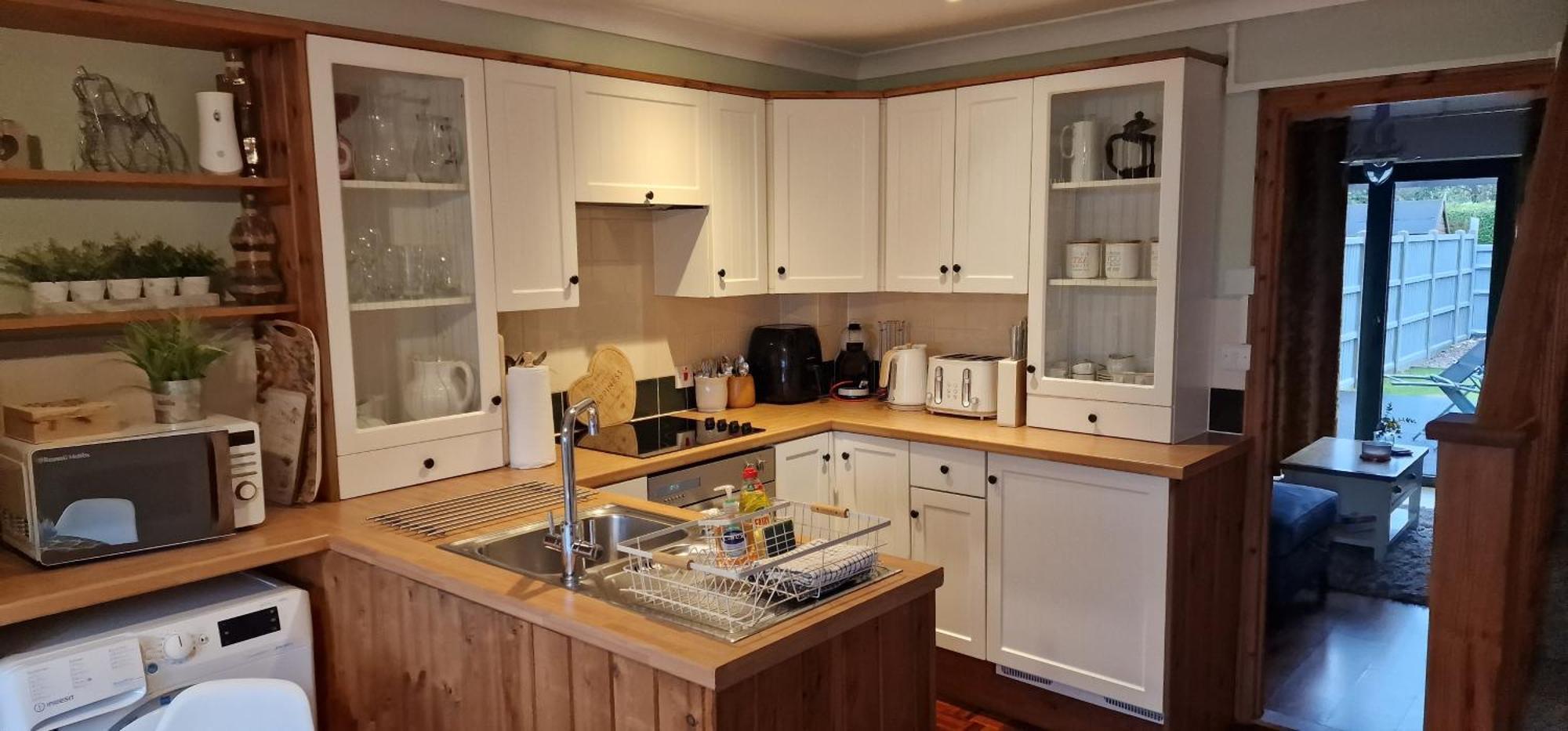 Country Style, 2 Bedroom House, Parking And Superb Location NWI Extérieur photo